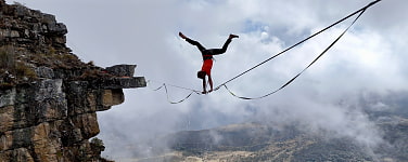 Highliner macht einen Handstand