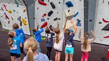 U13w bei der Besichtigung ihrer blauen Finalroute
