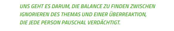 Ein weißes Plakat mit einem grünen Schriftzug "uns geht es darum, die Balance zu finden zwischen ignorieren des Themas und einer Überreaktion, die jede Person pauschal verdächtigt. Alles in Großbuchstaben geschrielben
