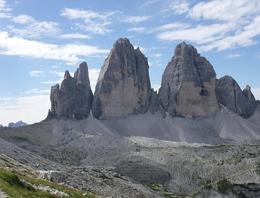 Auf dem Bild sind die Drei Zinnen in den Dolomiten zu sehen.