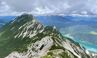 Im Vordergrund sieht man die Seekarspitze. Rechts unten sind Teile des Achensees zu sehen.