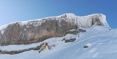 Vor strahlend blauem Himmel steht der Hohe Ifen.