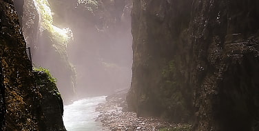 Blick in die disige Partnachklamm.