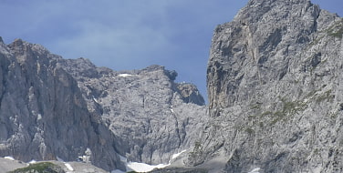 Blick auf felsige Wände der Berge im Höllental.