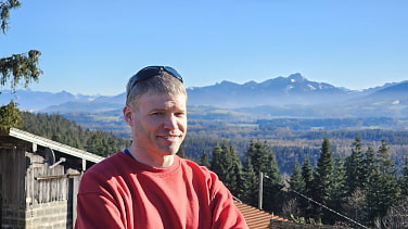 Mathias Meier, der BWG Junior-Chef, steht auf einer Wiese auf dem Taubenberg.