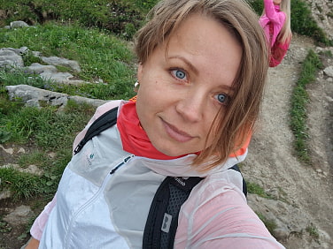 Tourenbegleiterin Olga Boiarova hat ein Selfie im Schrofengelände gemacht.