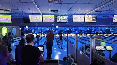 Eine Bowlingbahn der Hollywood Super Bowling mit Schwarzlicht.