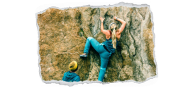 Bild zeigt eine Frau türkis gekleidet mit Pferdeschwanz beim Bouldern in einer Wand. Ein weiterer Boulder sieht ihr dabei zu