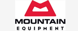 Das Bild zeigt das Logo der Marke Mountain Equipment. Zu sehen ist ein stillisiertes rotes Symbol, das an einen Berg erinnert, darunter steht in schwarzen Großbuchstaben "MOUNTAIN" und darunter in kleineren Großbuchstaben "EQUIPMENT"