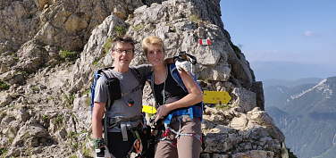 Zwei Personen an einem felsigen Berggrat
