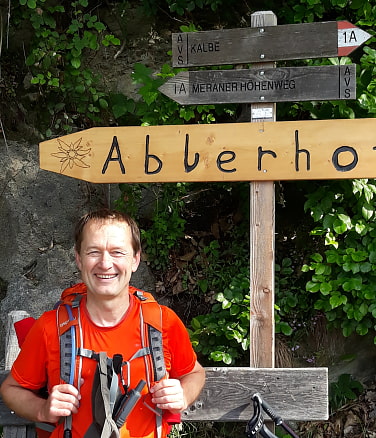 Wanderer vor Wegweiser