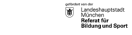 Schild mit Logo mit weißem Hintergrund und schwarzer Schrift. Rechts oben ist ein Wappen mit dem Münchner Kindl. Oben steht in etwas kleineren Buchstaben "gefördert von der " und  darunter rechts versetzt steht "Landeshauptstadt München" und darunter etwas dicker geschrieben " Referat für Bildung und Sport". Das Logo ist nur schwarz-weiß.