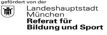 Schild mit Logo mit weißem Hintergrund und schwarzer Schrift. Rechts oben ist ein Wappen mit dem Münchner Kindl. Oben steht in etwas kleineren Buchstaben "gefördert von der " und  darunter rechts versetzt steht "Landeshauptstadt München" und darunter etwas dicker geschrieben " Referat für Bildung und Sport". Das Logo ist nur schwarz-weiß.
