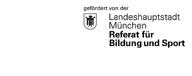 Schild mit Logo mit weißem Hintergrund und schwarzer Schrift. Rechts oben ist ein Wappen mit dem Münchner Kindl. Oben steht in etwas kleineren Buchstaben "gefördert von der " und  darunter rechts versetzt steht "Landeshauptstadt München" und darunter etwas dicker geschrieben " Referat für Bildung und Sport". Das Logo ist nur schwarz-weiß.