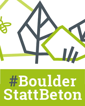 Weiß-grünes Logo. Im unteren Bereich steht "#Boulder" und darunter "Statt Beton" in einem grünen Kasten. Darüber ist stilisiert ein Baum in Grau und ein Boulderfelsen in Grün.