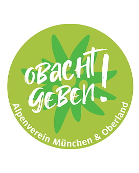 Logo des Alpenvereins München & Oberland mit der Aufschrift Obacht geben in weißer Schrift. Das Logo ist rund und grün mit einem Edelweis auch in grün integriet.! 