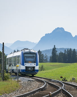 BRB-Zugwaggon auf Schienen vor Bergkulisse im Voralpenland 