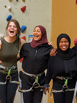 Bunte Gruppe mit Menschen verschiedener Herkunft