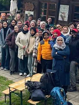 Bunte Gruppe mit Menschen verschiedener Herkunft