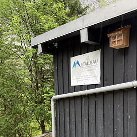 ein Wildbienenkasten an der Hauswand