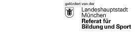 Schild mit Logo mit weißem Hintergrund und schwarzer Schrift. Rechts oben ist ein Wappen mit dem Münchner Kindl. Oben steht in etwas kleineren Buchstaben "gefördert von der " und  darunter rechts versetzt steht "Landeshauptstadt München" und darunter etwas dicker geschrieben " Referat für Bildung und Sport". Das Logo ist nur schwarz-weiß.
