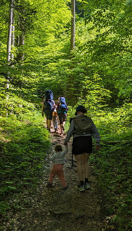Familien im Aufstieg durch einen Wald