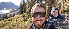 Portraitaufnahme mit Kind in einer Kraxe