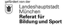 Schild mit Logo mit weißem Hintergrund und schwarzer Schrift. Rechts oben ist ein Wappen mit dem Münchner Kindl. Oben steht in etwas kleineren Buchstaben "gefördert von der " und  darunter rechts versetzt steht "Landeshauptstadt München" und darunter etwas dicker geschrieben " Referat für Bildung und Sport". Das Logo ist nur schwarz-weiß.