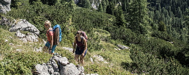 Zwei Wanderinnen im Aufstieg