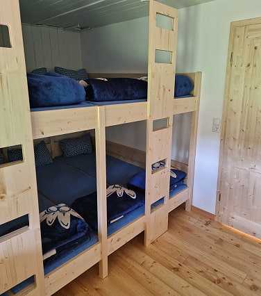 Holzstockbetten im Matratzenlager