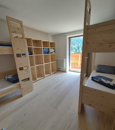 Mehrbettzimmer mit zwei Doppelstockbetten aus Holz