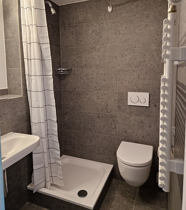 Bad mit Dusche und WC