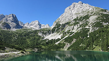 Blick auf den smaragdgrünen Seebensee