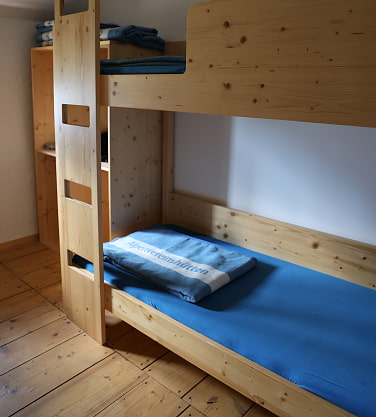 Holzstockbett im Mehrbettzimmer