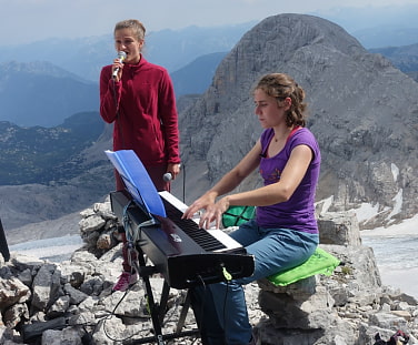 Chiara Schmidt auf dem Gipfel des Niederen Dirndls (2829 Meter)