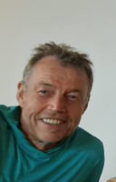 Mann mit grünem Pullover