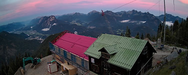 Vorderkaiserfeldenhütte in Abendstimmung