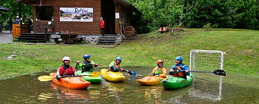 Bild mit 5 Paddlern auf kleinem See ohne Aktion