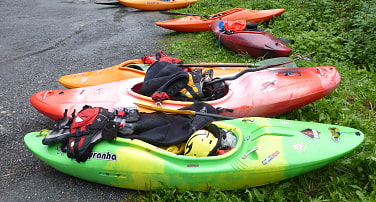 Bild mit 4 Wildwasserkajaks ohne Paddler am Ufer