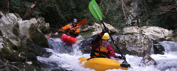 2 Paddler im leichten Wildwasser auf einemkleinen Bach