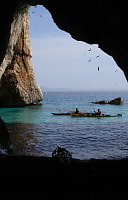 2 Paddler auf dem Meer durch Grotte aufgenommen
