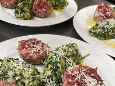 Spinat- und Rote Bete-Knödel it Butter und Parmesan