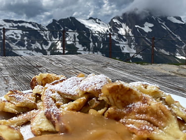 Karamellisierter Kaiserschmarrn mit Apfelmus