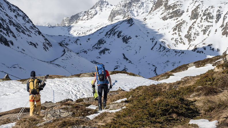 Kein reines Frühjahrsszenario mehr: Bis der Schnee beginnt, müssen die Ski erst einmal getragen werden.
