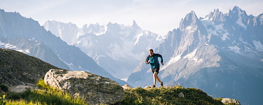 Ein Trailrunner unterwegs in den Bergen