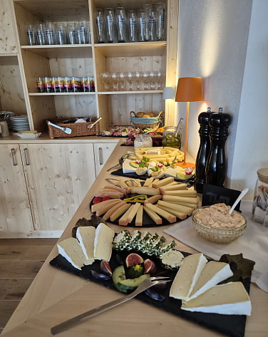 Käseauswahl am Frühstücksbuffet