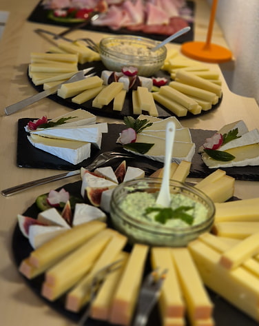 Käseauswahl am Frühstücksbuffet