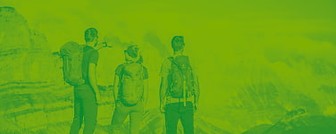 Darstellung von drei Personen, die in die Zukunft blicken.