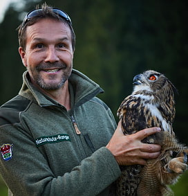 Alexander Römer mit einem Vogel in der Hand