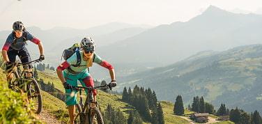 Mountainbiker auf einem Trail